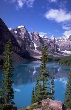 Ottawa -- Canadians made fewer trips to the United States in September than in August, although more U.S. residents traveled into Canada, federal statistics show.